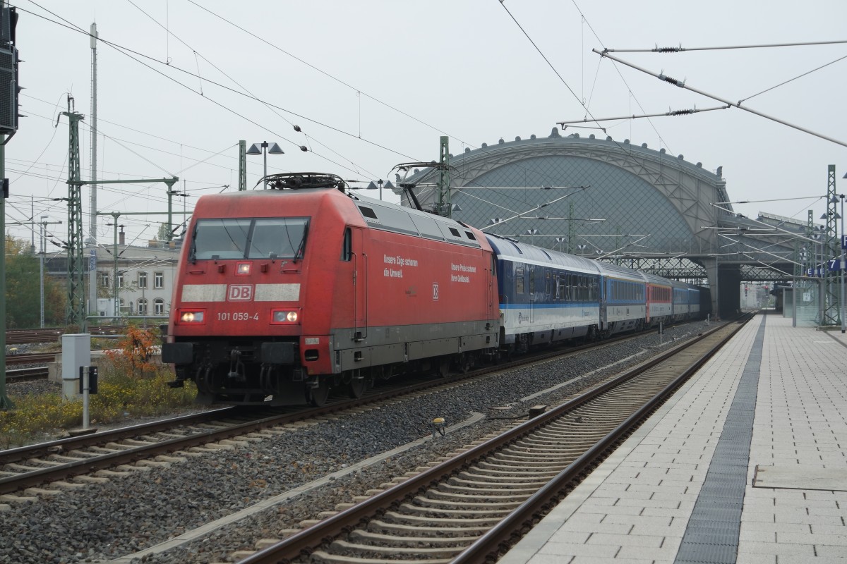 101 059 zieht am 30.10.2015 einen EC nach Hamburg aus dem Bahnhof Dresden-Neustadt.