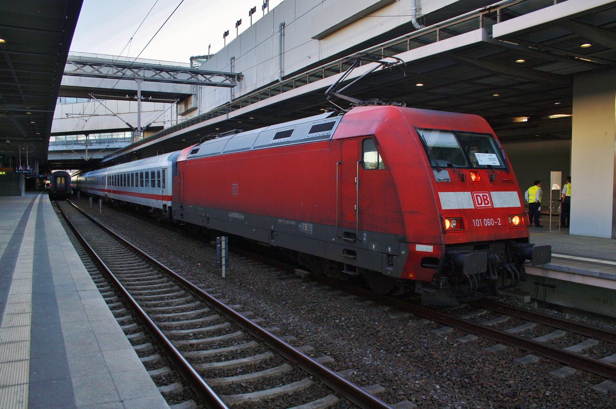 101 060-2 und 101 027-1 (Zugschluss) warten am 28.5.2017 mit dem E28736 nach Lutherstadt Wittenberg Hauptbahnhof in Berlin Südkreuz.
