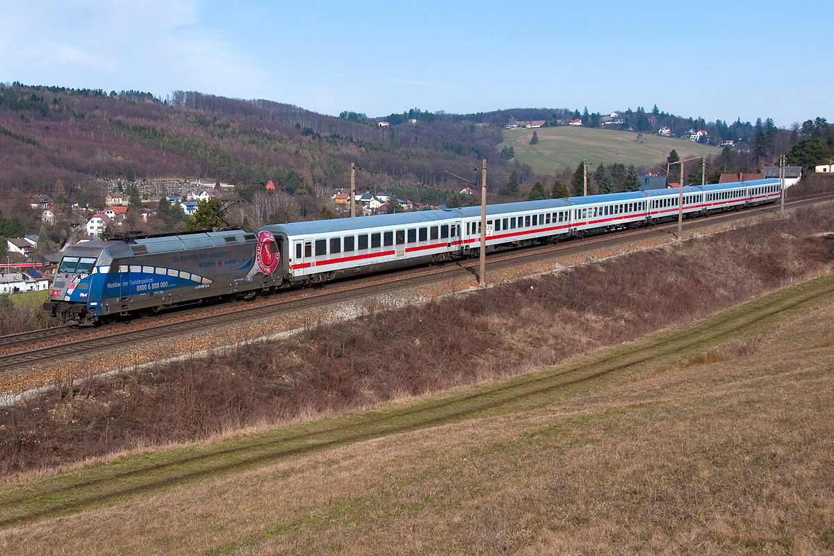 101 060-2  60 Jahre Bundespolizei  ist mit ICE 22 (ICE Ersatzverkehr) kurz vor Eichgraben-Altlengbach im Wienerwald unterwegs. Die Aufnahme entstand am 10.03.2014.