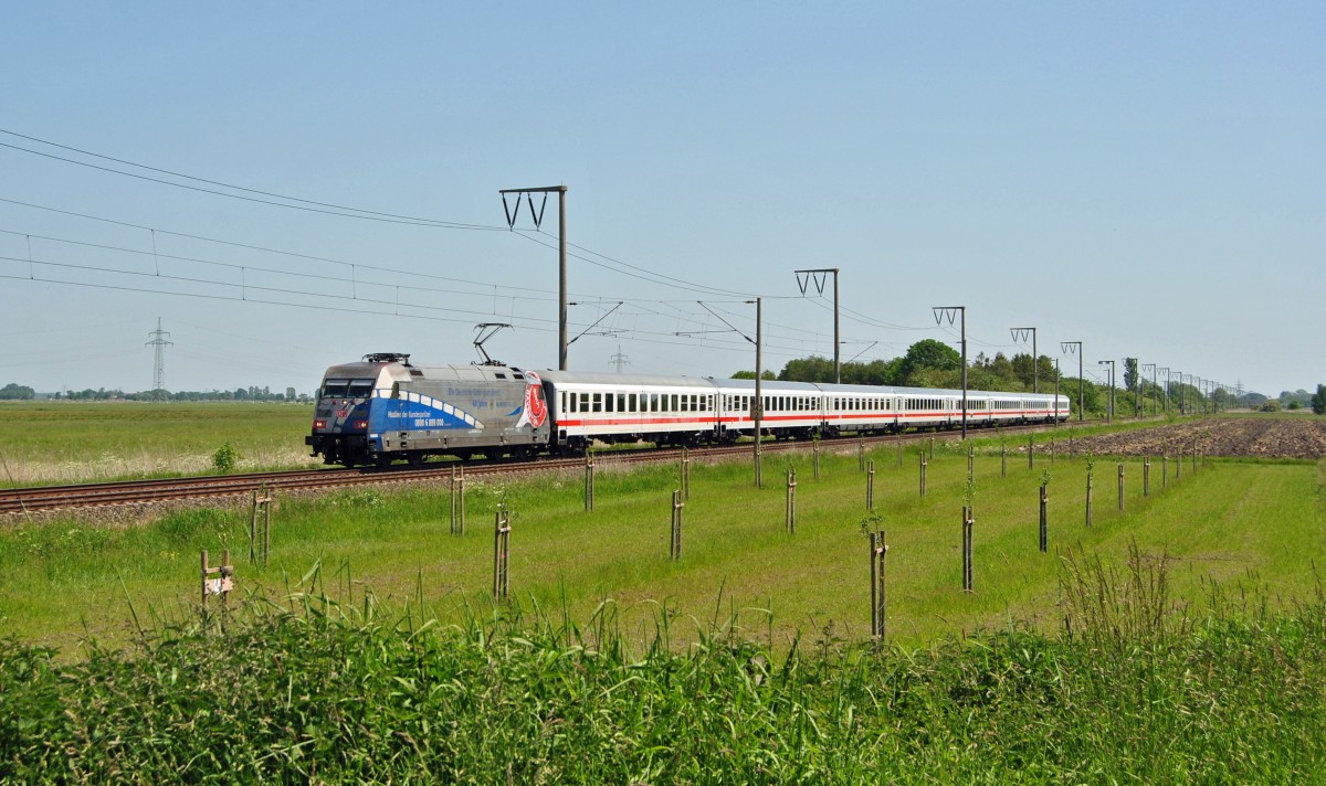 101 060-2 fuhr am 05.06.2015 mit einem IC von Köln nach Emden, hier bei Petkum.