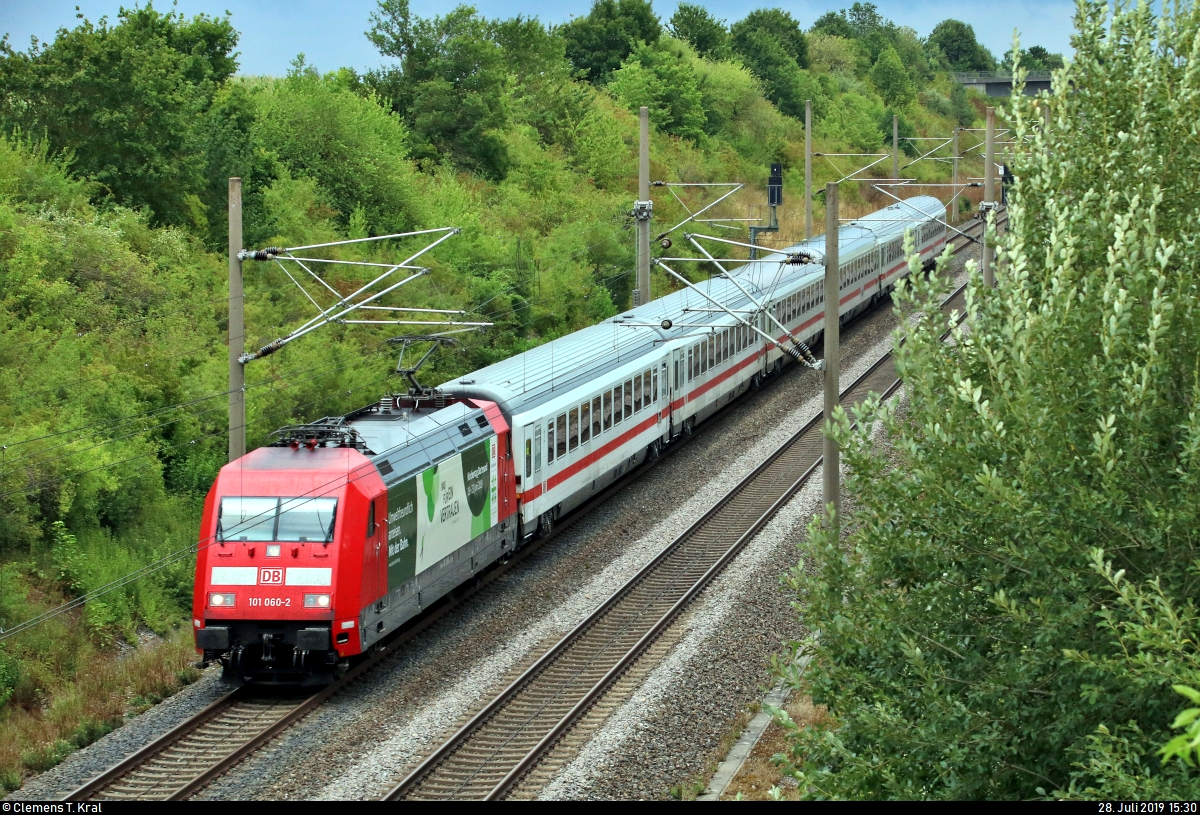 101 060-2, mit Werbung für den 37. Deutschen Evangelischen Kirchentag vom 19. bis 23.6.2019 in Dortmund, als IC 1918 (Linie 32) von Berchtesgaden Hbf (A) nach Köln Hbf (D) passiert die Überleitstelle (Üst) Markgröningen Glems auf der Schnellfahrstrecke Mannheim–Stuttgart (KBS 770).
Aufgenommen von einer Brücke.
(Neubearbeitung)
[28.7.2019 | 15:30 Uhr]