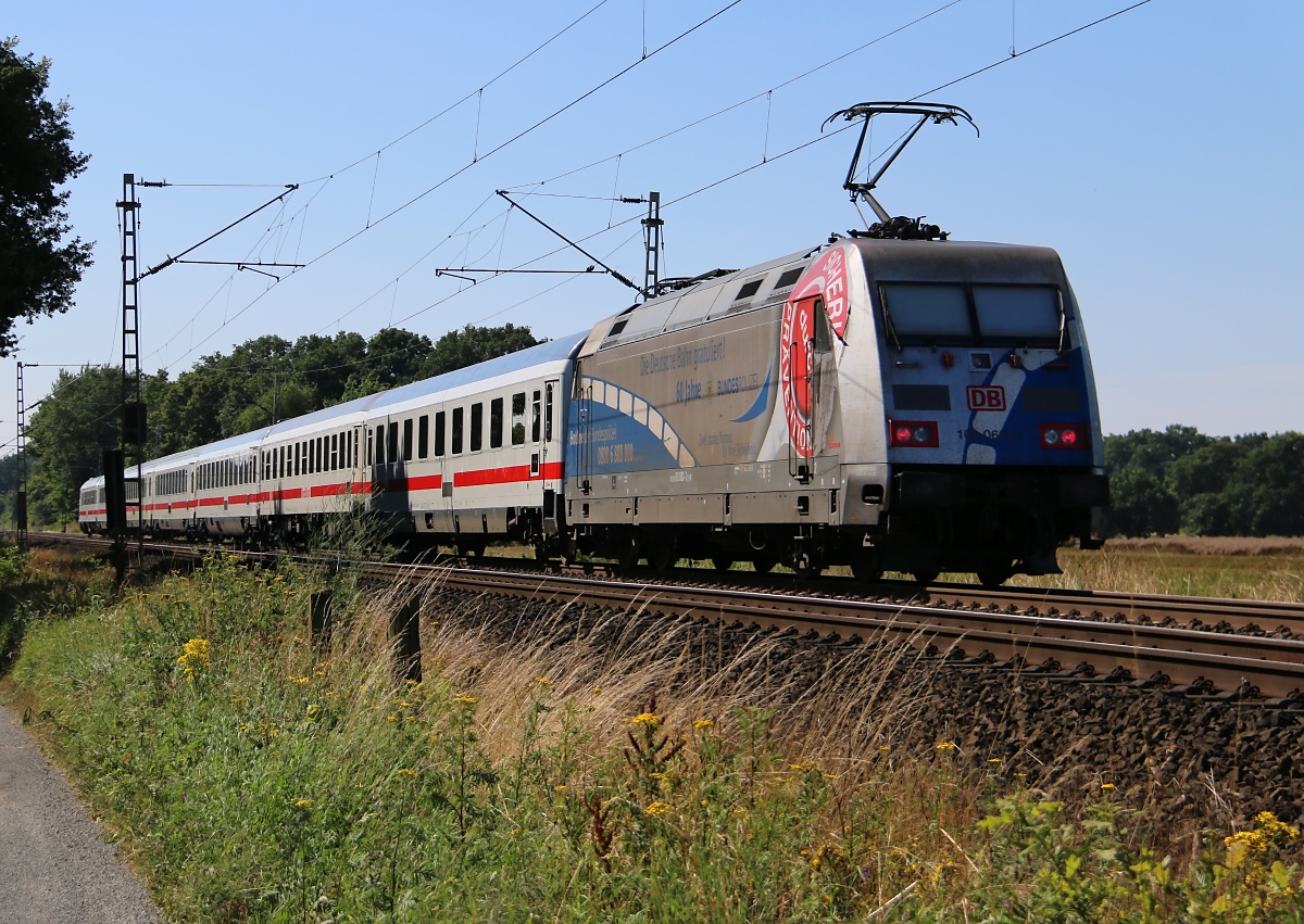 101 060-2 schiebt einen IC in Richtung Süden. Aufgenommen bei Eystrup am 23.07.2014.