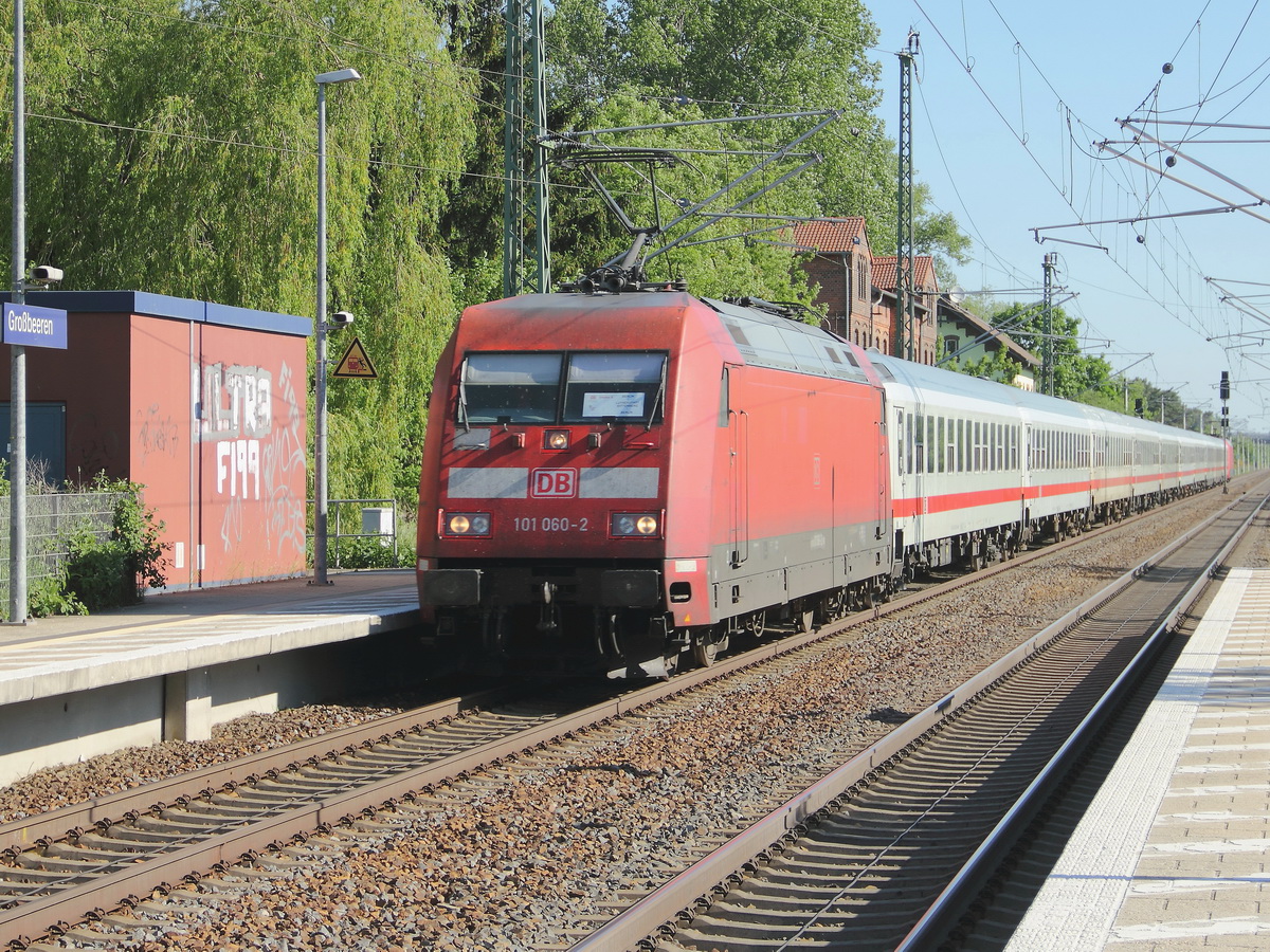 101 060-2 und Schublok 101 027-1 mit IC-Wagen zum Kirchentag 2017 von Berlin nach Lutherstadt Wittenberg am 28. Mai 2017 in Großbeeren.				
