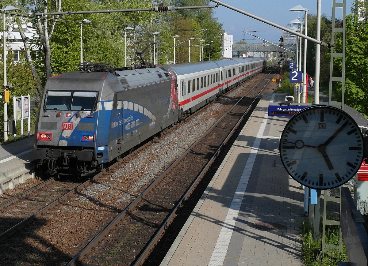 101 060-2 zieht den zuvor am Zielbahnhof Konstanz angekommenen IC 2005 'BODENSEE' zur Abstellung nach Singen. Aufnahme entstand am 20.04.2014 an der Haltestelle Konstanz-Fürstenberg.