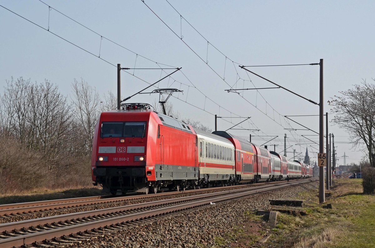 101 060 bespannte am 23.02.21 den PbZ 2466 von Leipzig nach Berlin. Mit 13 Personenwagen am Haken rollt sie hier durch Greppin Richtung Dessau. 