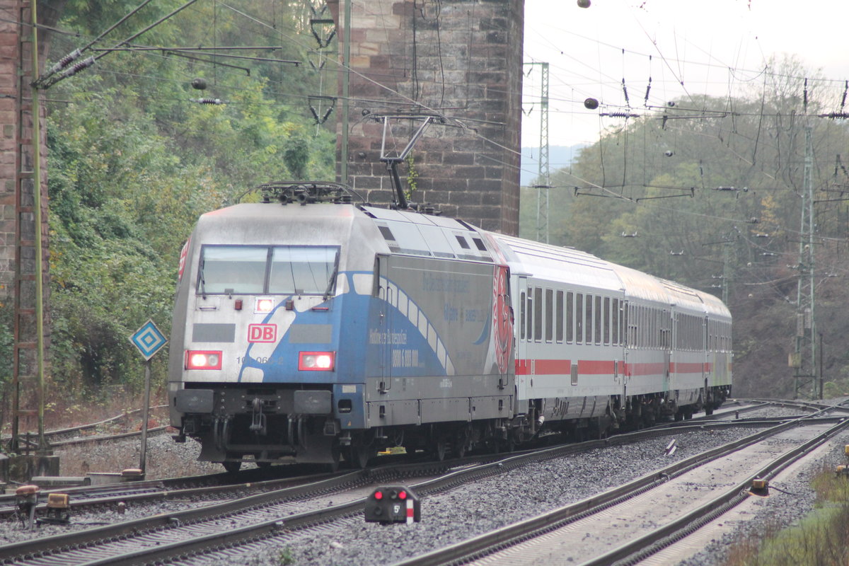 101 060  Die Deutsche Bahn gratuliert! 60 Jahre Bundespolizei.  am 17.10.2014 mit einem IC in Eichenberg.