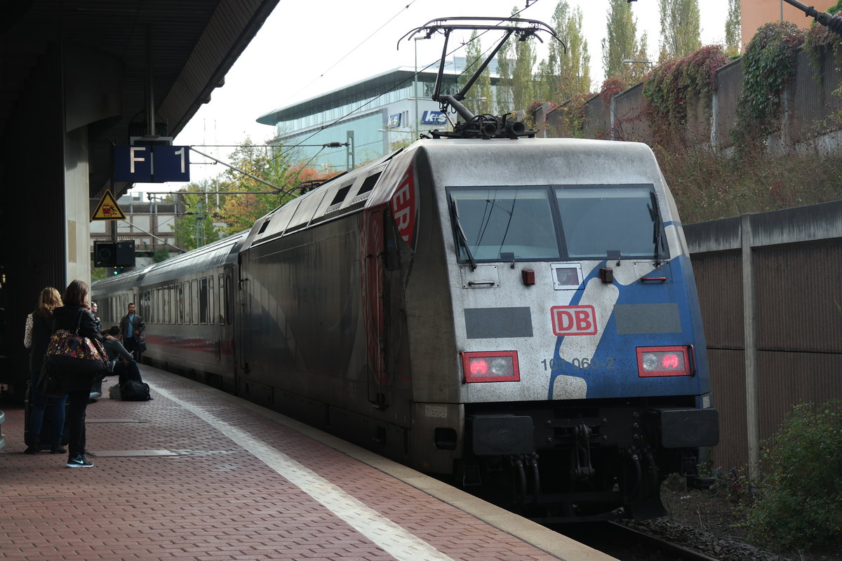 101 060  Die Deutsche Bahn gratuliert! 60 Jahre Bundespolizei.  am 28.09.2014 mit einem IC in Kassel-Wilhelmshöhe.