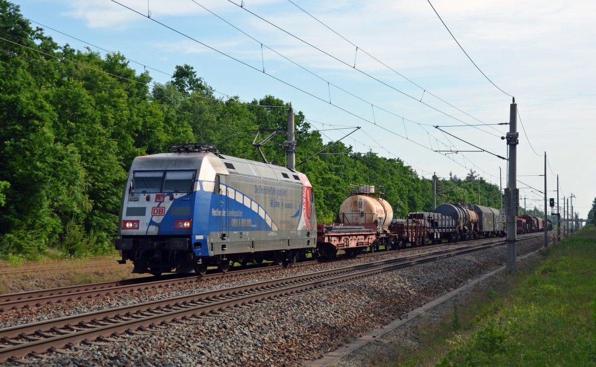 101 060 führte am 10.06.15 einen gemischten Güterzug durch Burgkemnitz Richtung Bitterfeld.