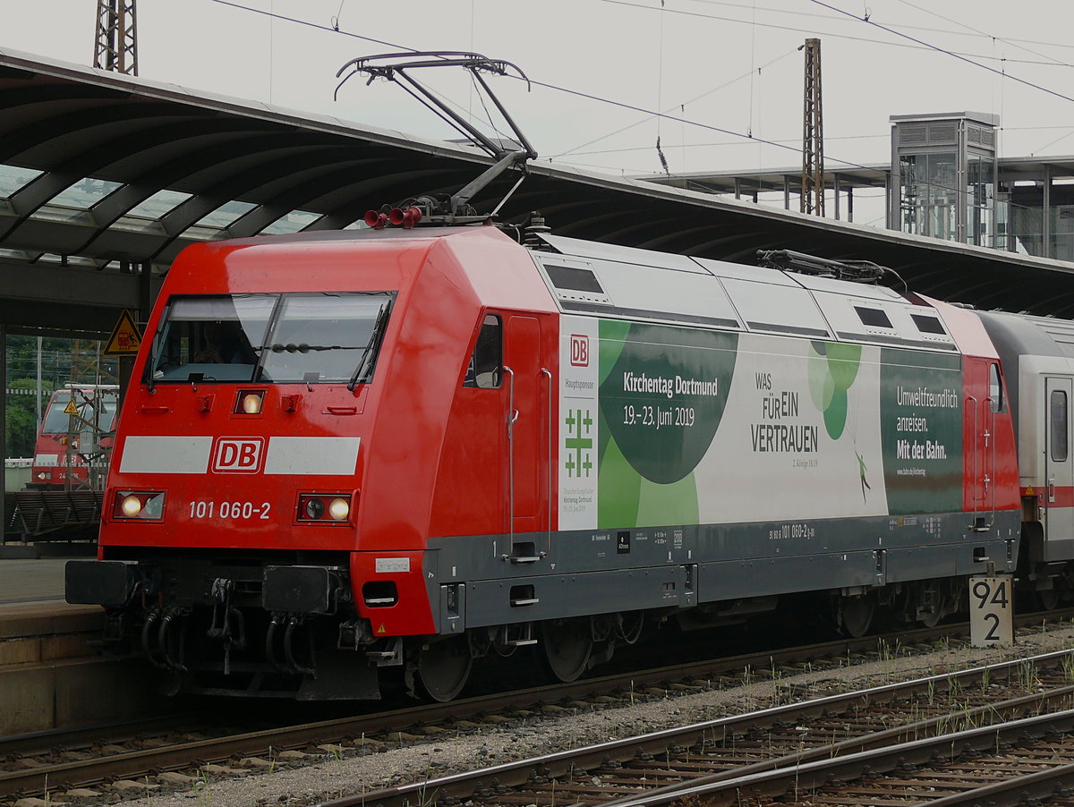 101 060  Kirchentag Dortmund  am 8.7. um 14:09 Uhr im Ulmer HBF. Sie fuhr an diesem Tag den IC 2263 von Karlsruhe HBF nach München HBF.