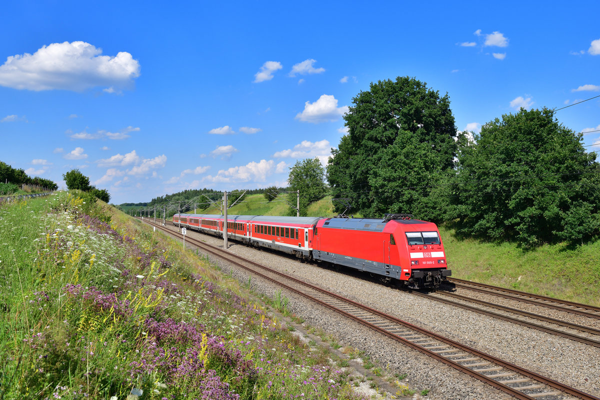 101 060 mit einem RE am 20.07.2020 bei Vierkirchen.