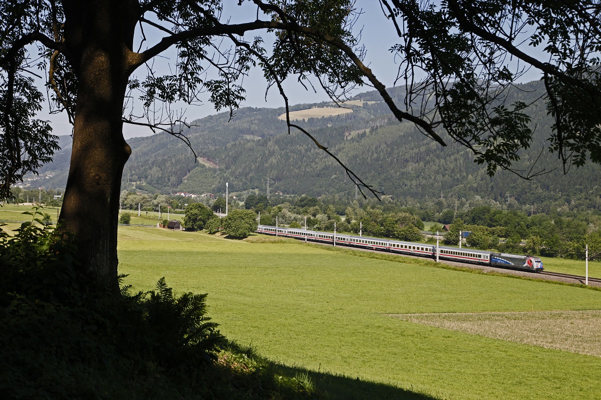 101 060 (Polizei) mit IC719 fährt am 10.06.2014 bei Niklasdorf durchs Murtal.
