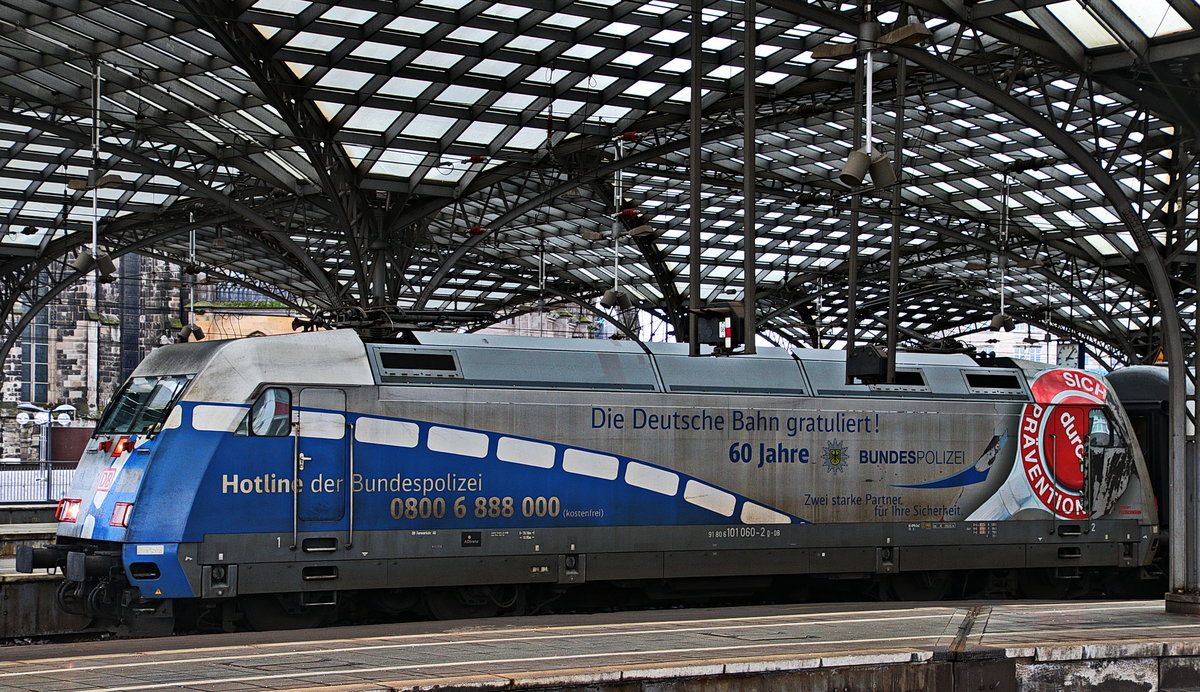 101 060 zeigte sich am 03.01.2016 im Sonderanstrich zum 60. Geburtstag der Bundespolizei im Kölner Hauptbahnhof.