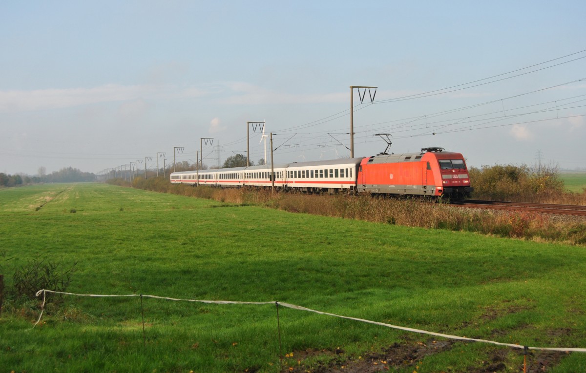 101 061-0 fuhr am 05.11.2014 mit dem IC 132 von Norddeich Mole nach Luxemburg, hier bei Petkum.