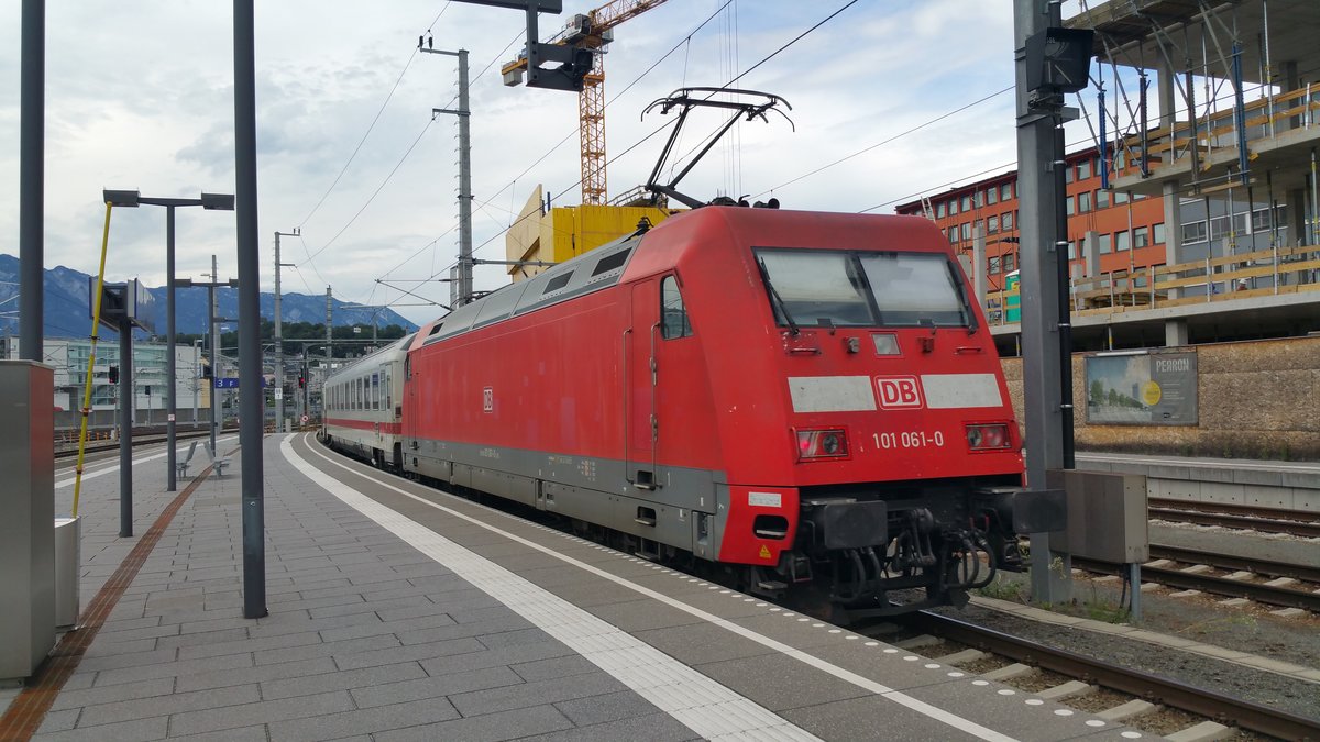 101 061-0 schiebt hier den EC 218 von Graz HBF. über Salzburg und München nach Frankfurt (Main) HBF. aus dem Salzburger Hauptbahnhof. Aufgenommen am 19.7.2017.