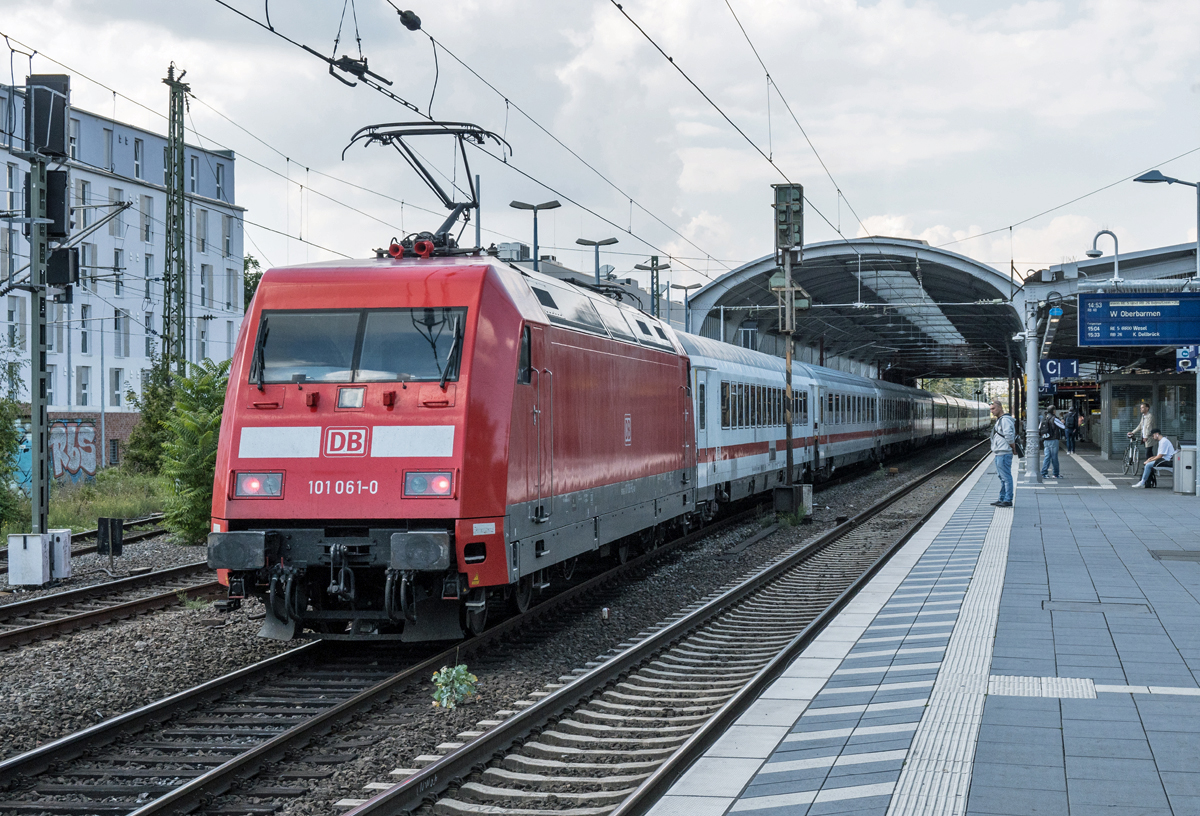 101 061-0 schiebt IC in den Bonner Hbf - 02.09.2020
