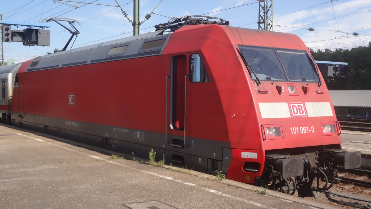 101 061 erreicht mit ihrem IC2260 den Endbahnhof Karlsruhe Hbf. August 2014.