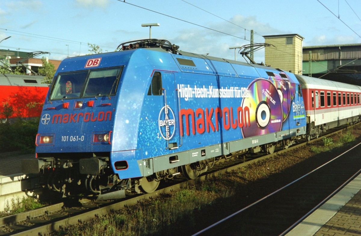 101 061  Makrolon  mit IC 706  Konsul  (Basel–Kln–Kiel) am 11.08.2000 in Hamburg-Harburg