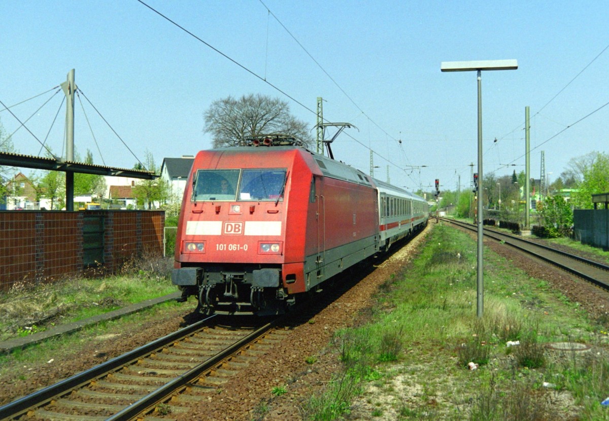101 061 mit Umleiter-IC 2373 (Stralsund Hbf–Karlsruhe Hbf) am 24.04.2005 in Burgdorf (Han), aufgenommen vom nrdlichen Ende des Mittelbahnsteigs
