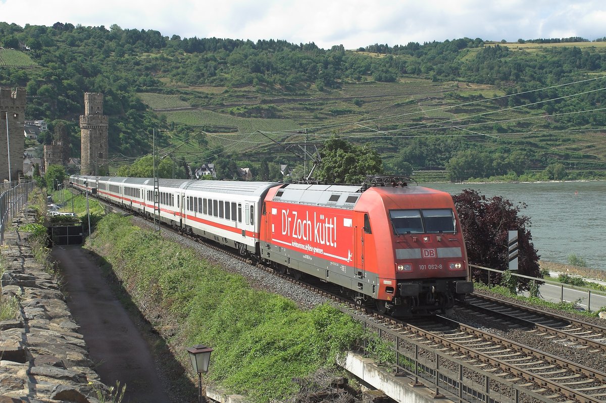101 062-8 am einen schönen Nachmittag in Oberwesel mit einem südlichen IC-Zug. 14 Juni 2015.