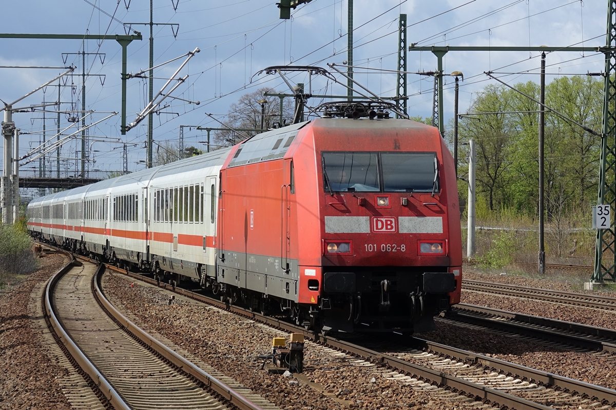 101 062-8 mit einem IC-Leerzug Richtung Betriebsbahnhof Berlin Rummelsburg (Berlin Schönefeld Flughafen, 13.04.2017).