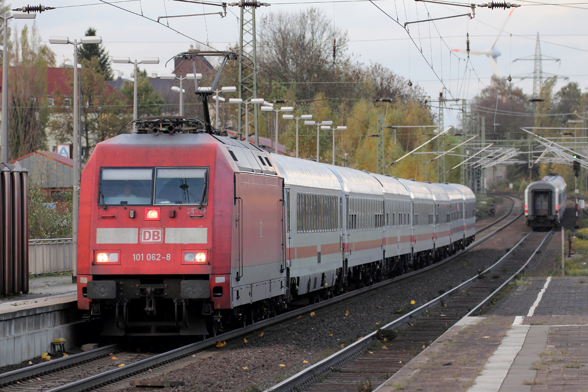101 062-8 mit IC 2403 nach K�ln Hbf. bei der Einfahrt in Recklinghausen 3.11.2013