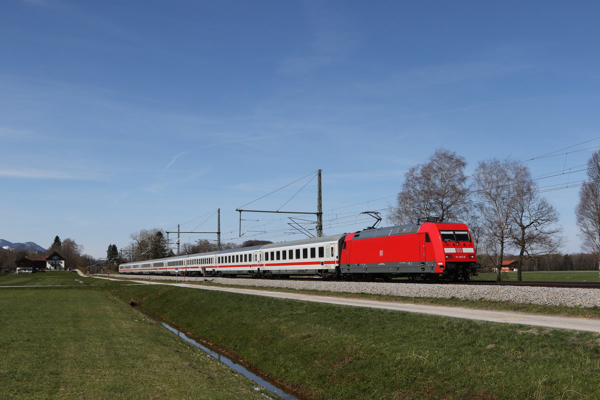 101 062 war am 9. April 2021 bei Übersee am Chiemsee in Richtung Salzburg unterwegs.