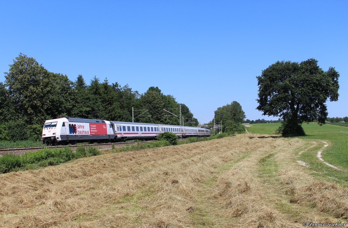 101 063 (100 Jahre Bauhaus) der Deutschen Bahn mit einem Intercity bei Ostermünchen am 04.07.2019