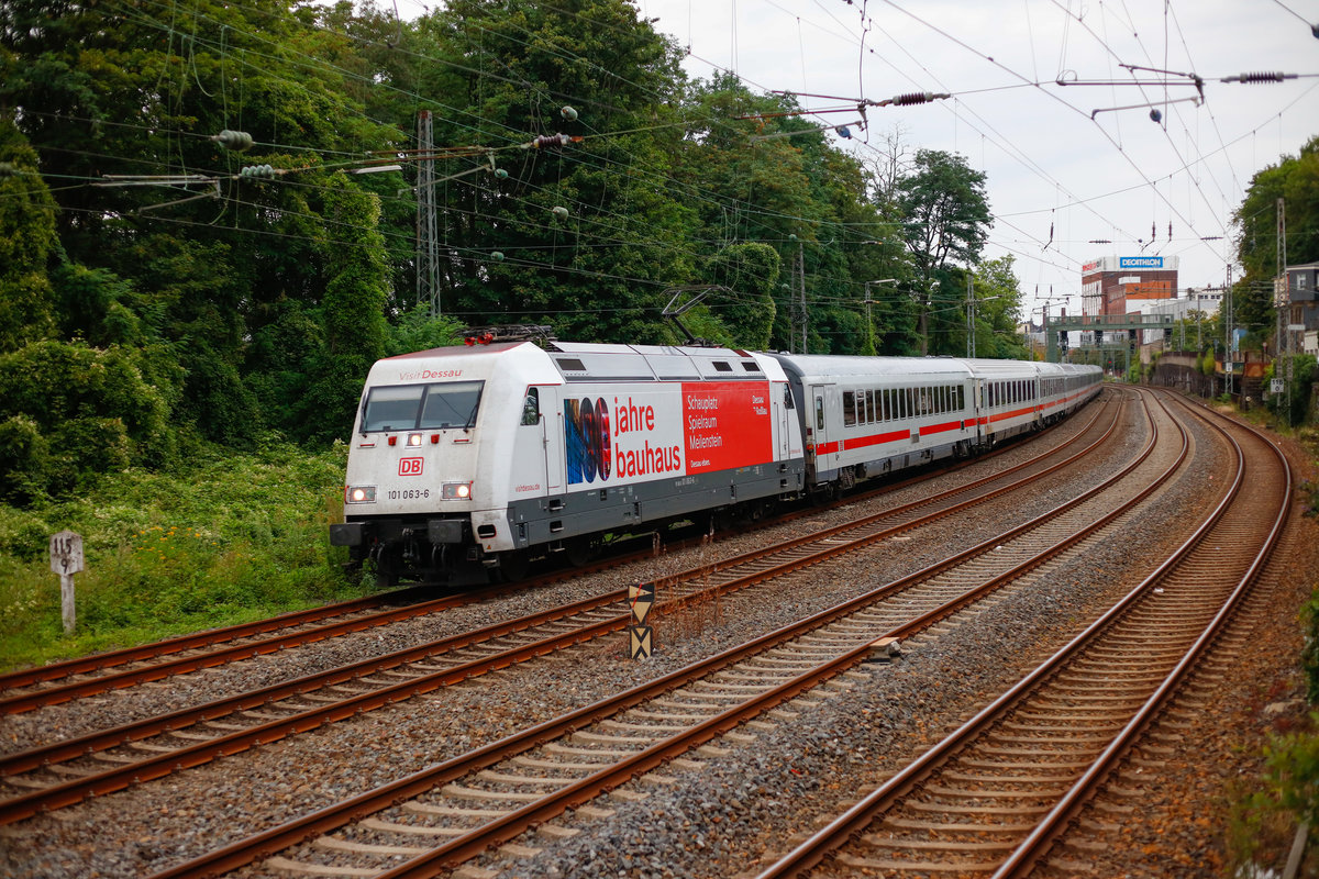 101 063  100 Jahre Bauhaus  mit IC in Wuppertal, am 06.08.2019.
