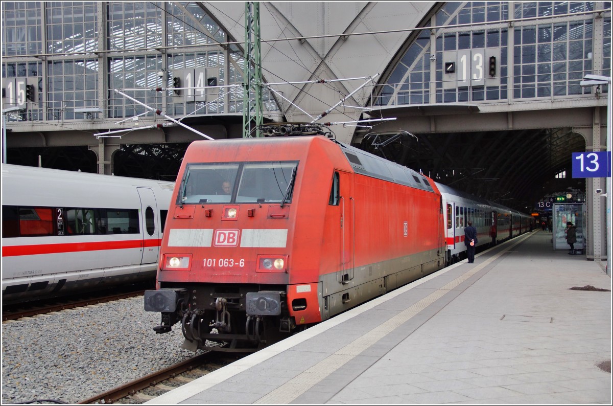 101 063-6 als IC 2445 ist am 11.02.16 in Richtung Dresden Hbf. unterwegs gesehen im Leipziger Hbf.