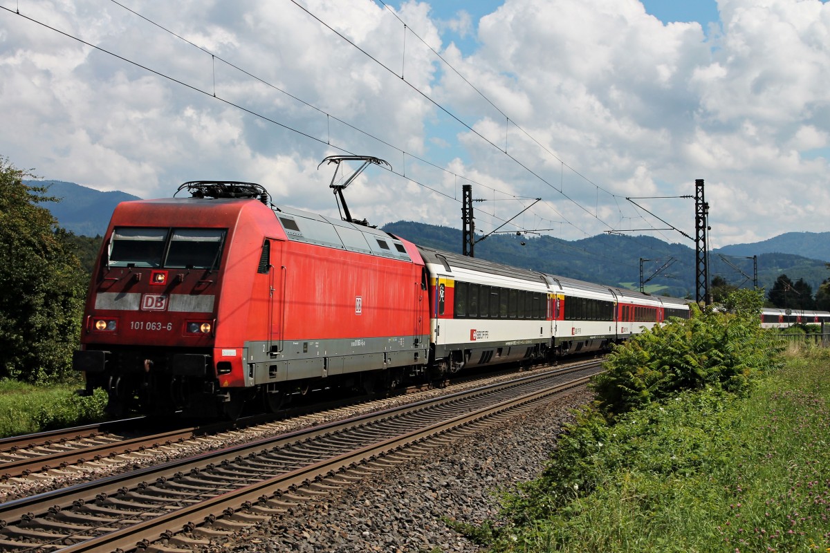 101 063-6 am 08.08.2014 mit dem EC 6 (Chur HB/Zürich HB - Hamburg Altona) vor dem Panorama vom Schwarzwald bei Kollmarsreute.