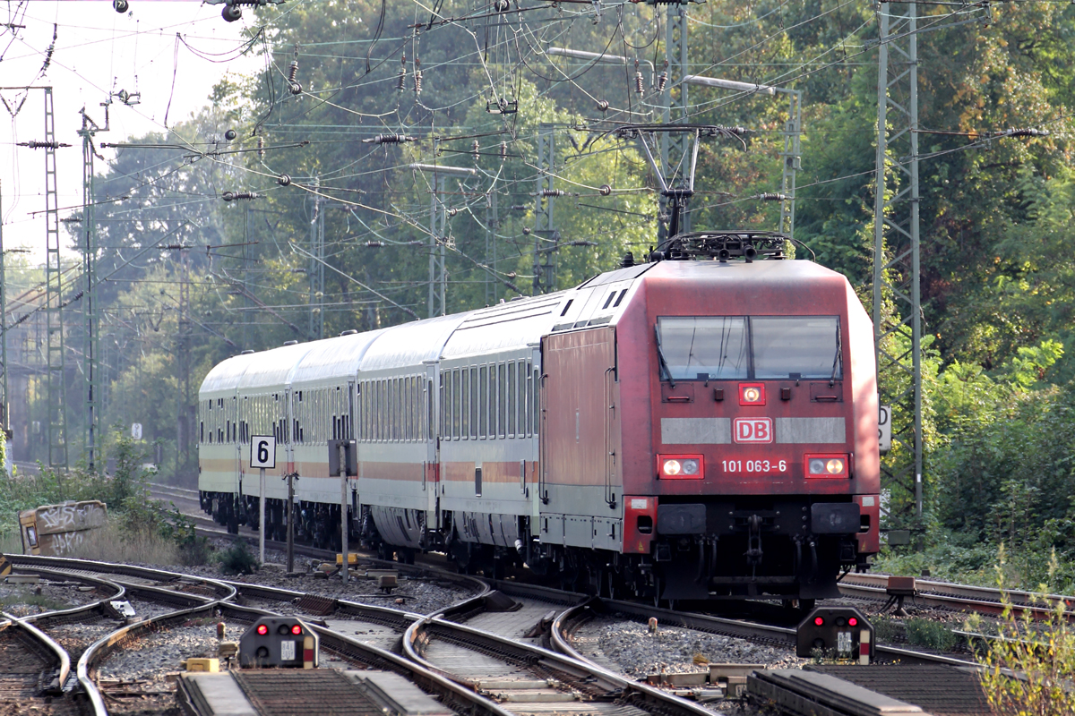 101 063-6 mit IC 2408 nach Hamburg Hbf. bei der Einfahrt in Recklinghausen 14.9.2014