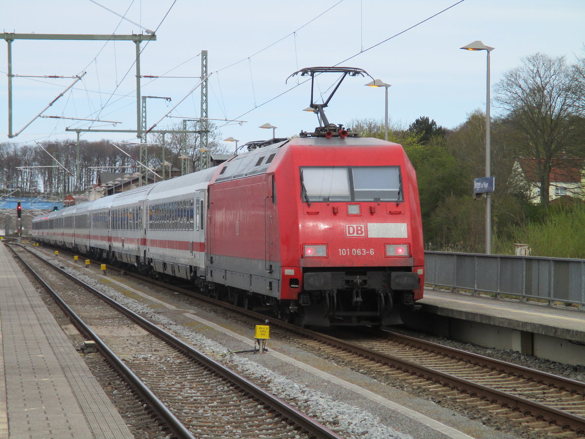101 063 brachte am 18.April 2020 den Leerpark vom bereits in Stralsund endeten IC 2212 aus Koblenz nach Binz.Einen Tag später fuhr dieser wieder als Leerpark von Binz nach Stralsund,um wurde dort als IC 2213 nach Stuttgat planmäßig eingesetz.Hier die Durchfahrt in Bergen/Rügen.