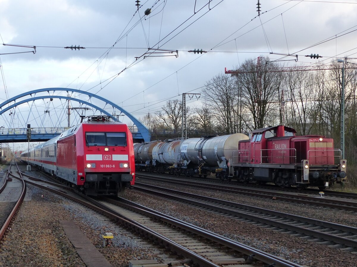 101 063 mit IC Berlin - Amsterdam begegnet 294 571 in Salzbergen, 07.02.2022
Aufnahme vom Ende des Bahnsteigs!