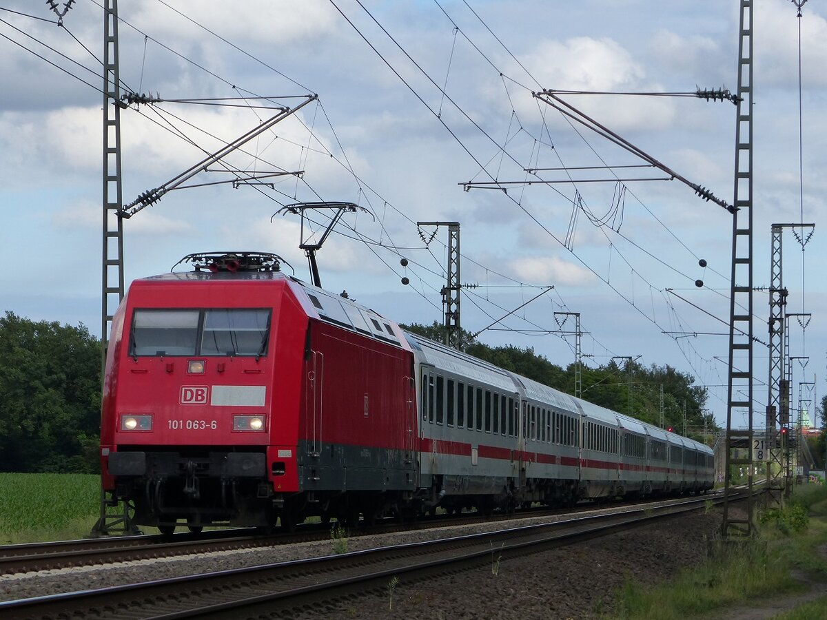 101 063 (mit kastriertem Frontbalken) bespannt IC nach Amsterdam in Rheine=Bentlage, 07.06.2020