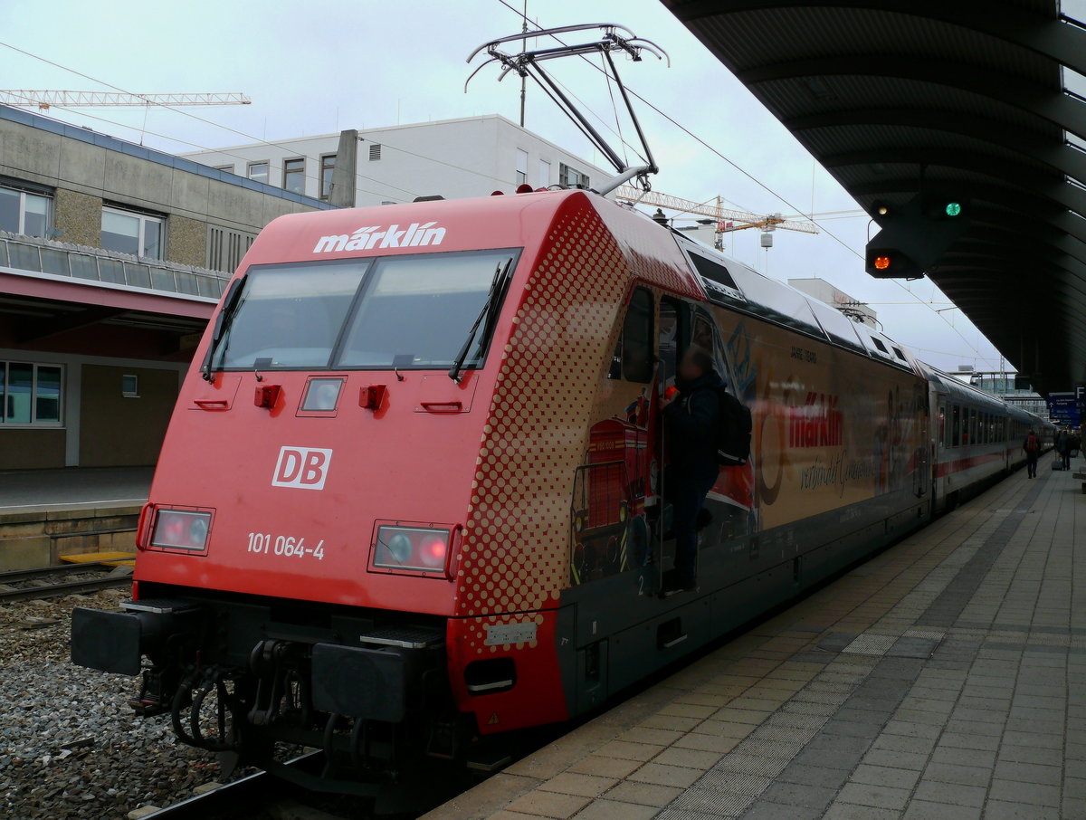 101 064  160 Jahre Märklin  schob am 2.3.20 um 13:55 Uhr den IC 2265 aus Karlsruhe kommend in den Ulmer Hauptbahnhof. Kurz darauf fuhr sie nach München weiter.