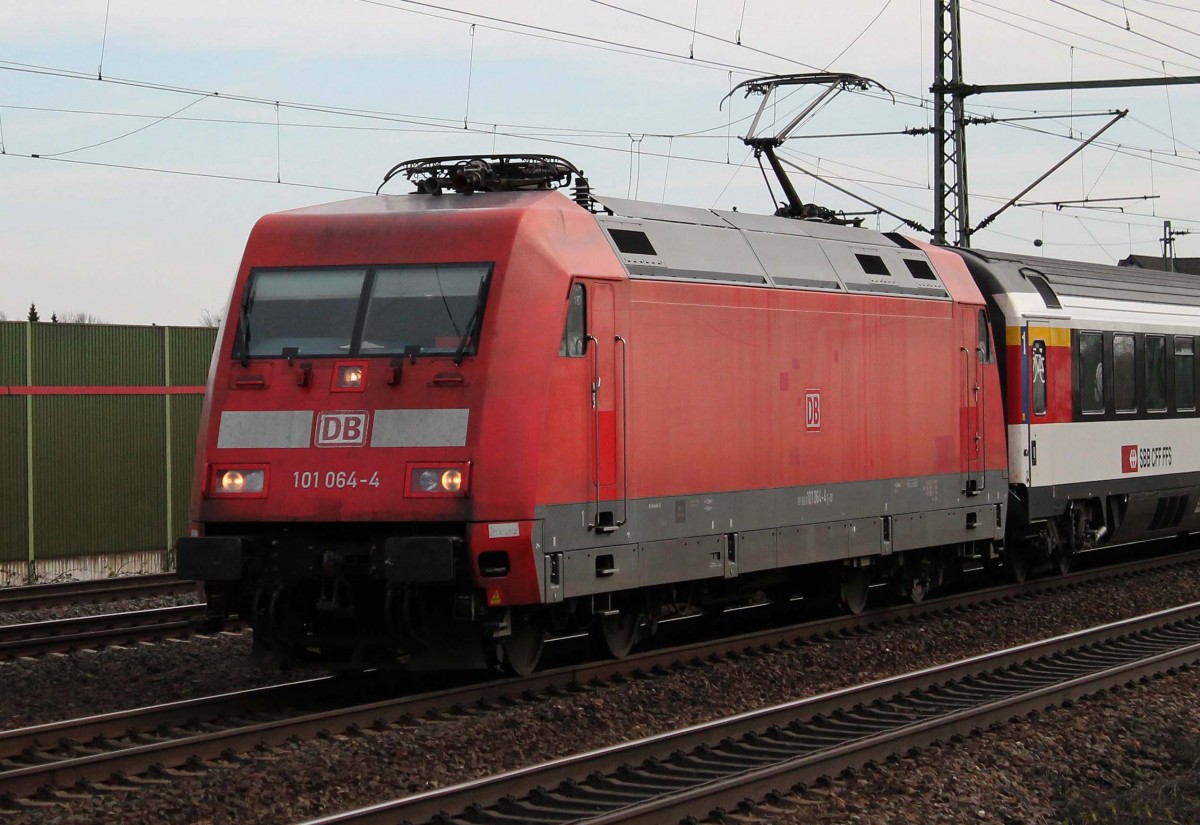 101 064-4 am 07.04.2015 auf der Riedbahn im Bahnhof Riedstadt-Goddelau Richtung Frankfurt