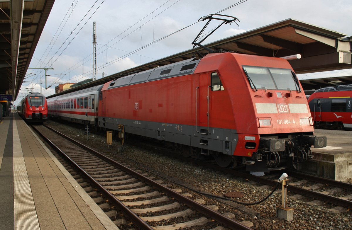 101 064-4 ist am 4.9.2016 mit dem IC2216 von Stuttgart Hauptbahnhof nach Stralsund Hauptbahnhof unterwegs. Hier wird ein Halt im Rostocker Hauptbahnhof eingelegt. 