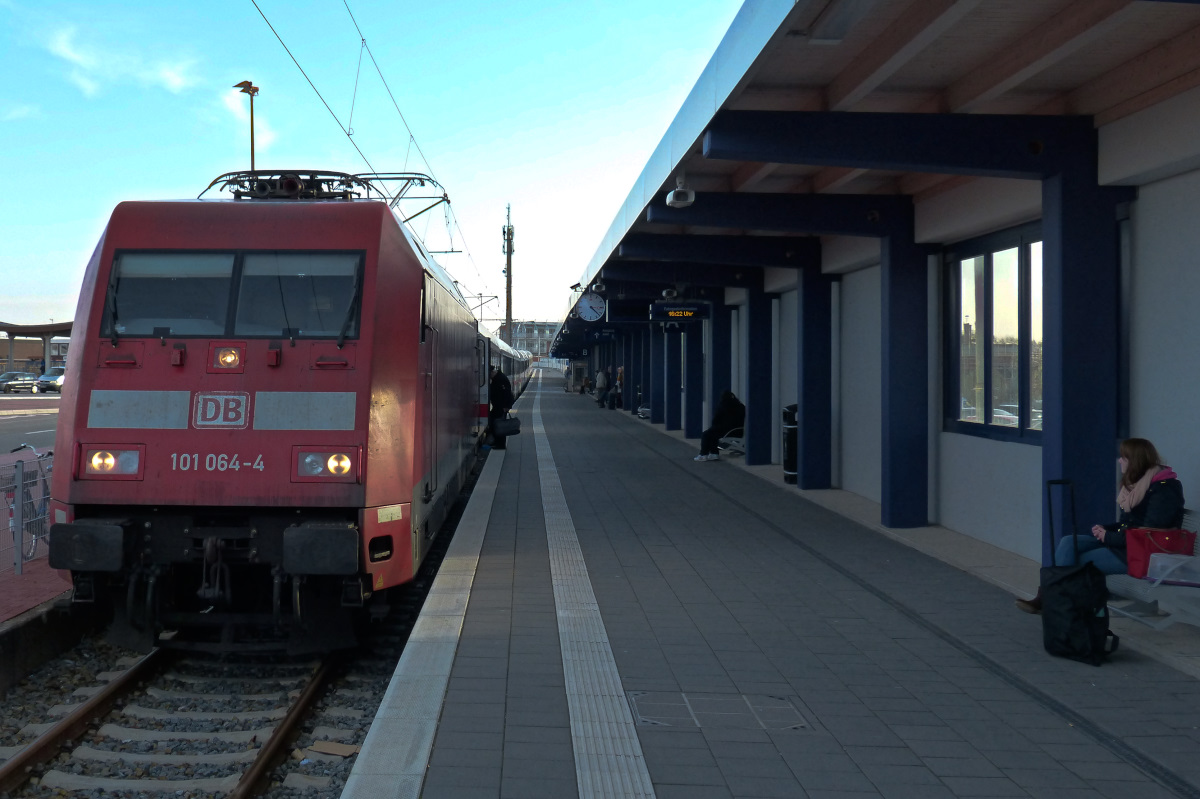 101 064-4 im Bahnhof Norddeich-Mole 28.02.2015