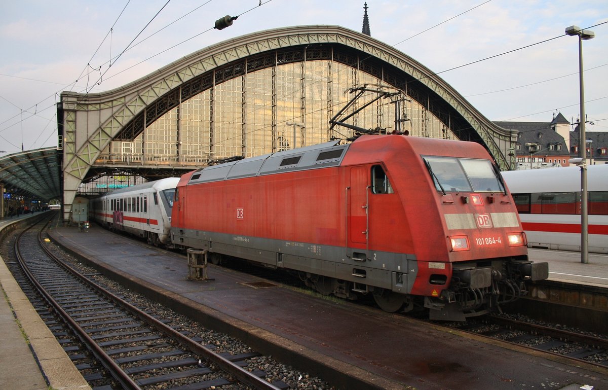 101 064-4 fährt am 1.7.2017 mit dem IC2315 von Westerland(Sylt) nach Frankfurt(Main) Hauptbahnhof in den Kölner Hauptbahnhof ein.