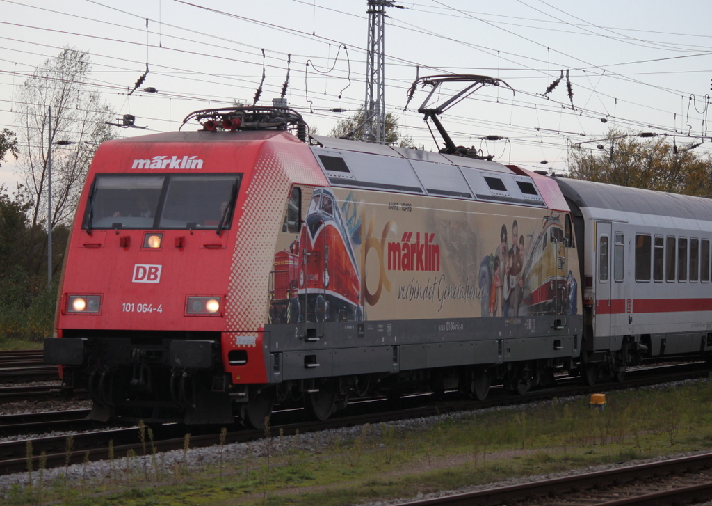 101 064-4 mit IC 2212(Koblenz-Binz)bei der Ausfahrt im Rostocker Hbf.27.10.2019