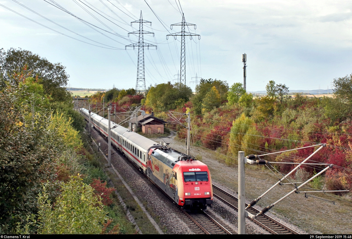 101 064-4, mit Werbung für das 160-jährige Jubiläum des Spielzeugherstellers Märklin, als EC 117  Salzach  (Linie 62) von Frankfurt(Main)Hbf nach Klagenfurt Hbf (A) passiert die Überleitstelle (Üst) Markgröningen Glems auf der Schnellfahrstrecke Mannheim–Stuttgart (KBS 770).
Aufgenommen von einer Brücke.
[29.9.2019 | 15:48 Uhr]