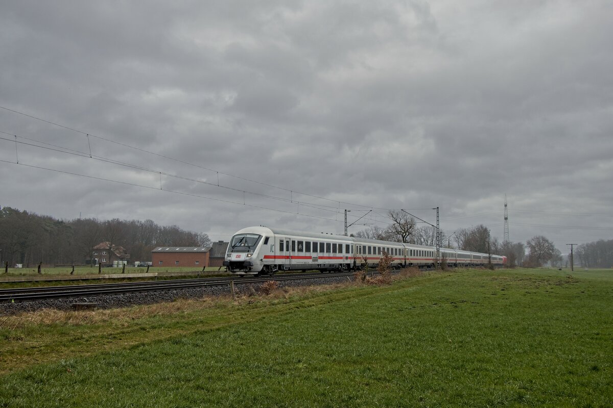 101 064-4 schiebt einem wegen einer Bü-Störung in Do.-Kurl über die Hamm-Osterfelder Bahn umgeleiteten Intercity, durch Hamm-Neustadt (12.03.2023) 