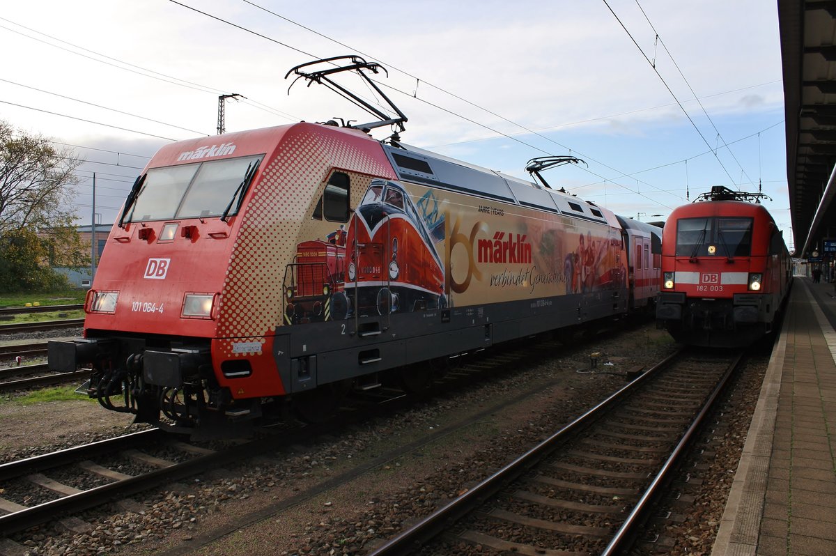 101 064-4 trifft am 27.10.2019 mit dem IC2212 von Koblenz Hauptbahnhof nach Ostseebad Binz im Rostocker Hauptbahnhof auf 182 003 mit dem RE1 (RE4312)  Hanse-Express  nach Hamburg Hauptbahnhof.