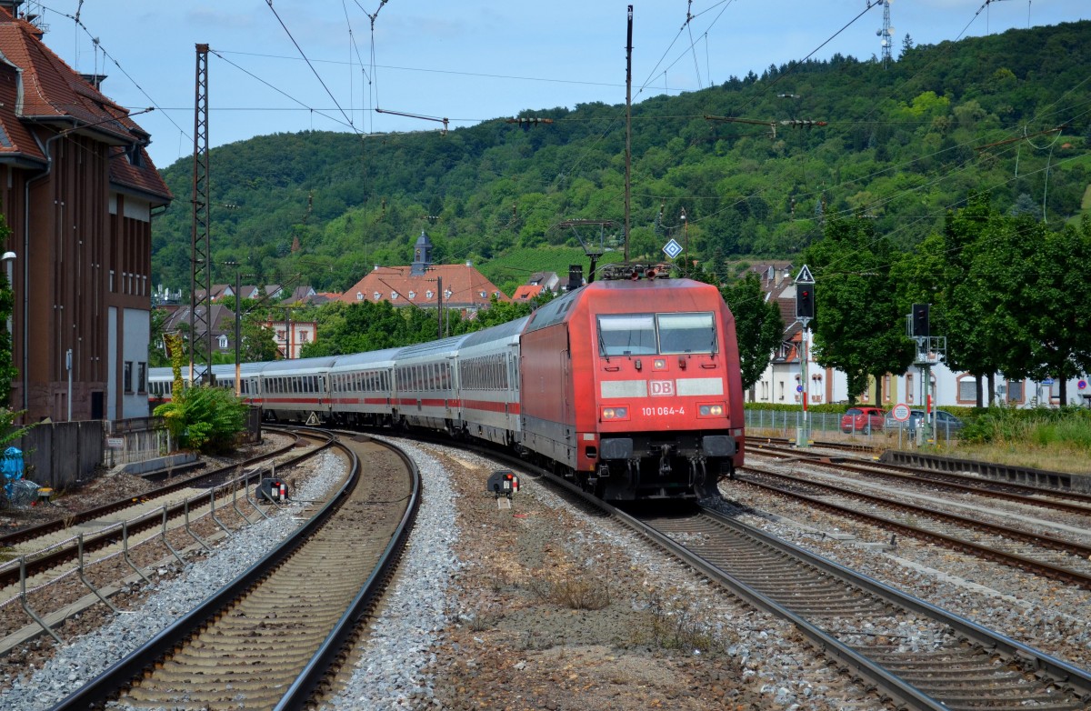 101 064 zog am 28.06.2015 den EC 117 (FF - XAKT) in den Bahnhof Weinheim (Bergstraße).