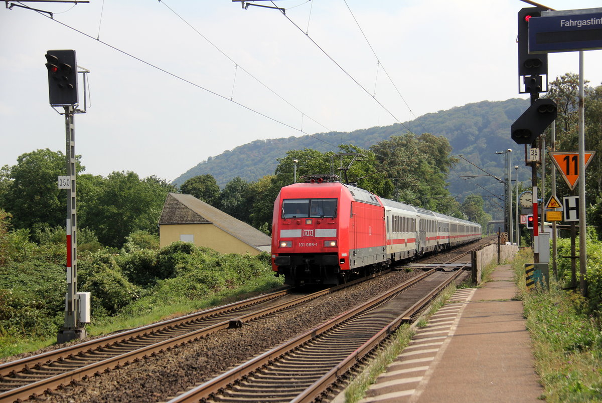 101 065-1 DB kommt mit einem IC  aus Süden nach Norden und kommt aus Richtung Koblenz und kommt durch Namedy in Richtung Bonn,Köln. 
Aufgenommen vom Bahnsteig 2 in Namedy. 
Bei Sommerwetter am Nachmittag vom 17.8.2018. 