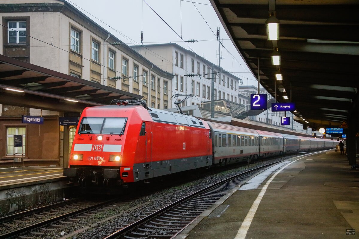 101 065-1 DB mit IC119 in Wuppertal Hbf, am 11.02.2023.