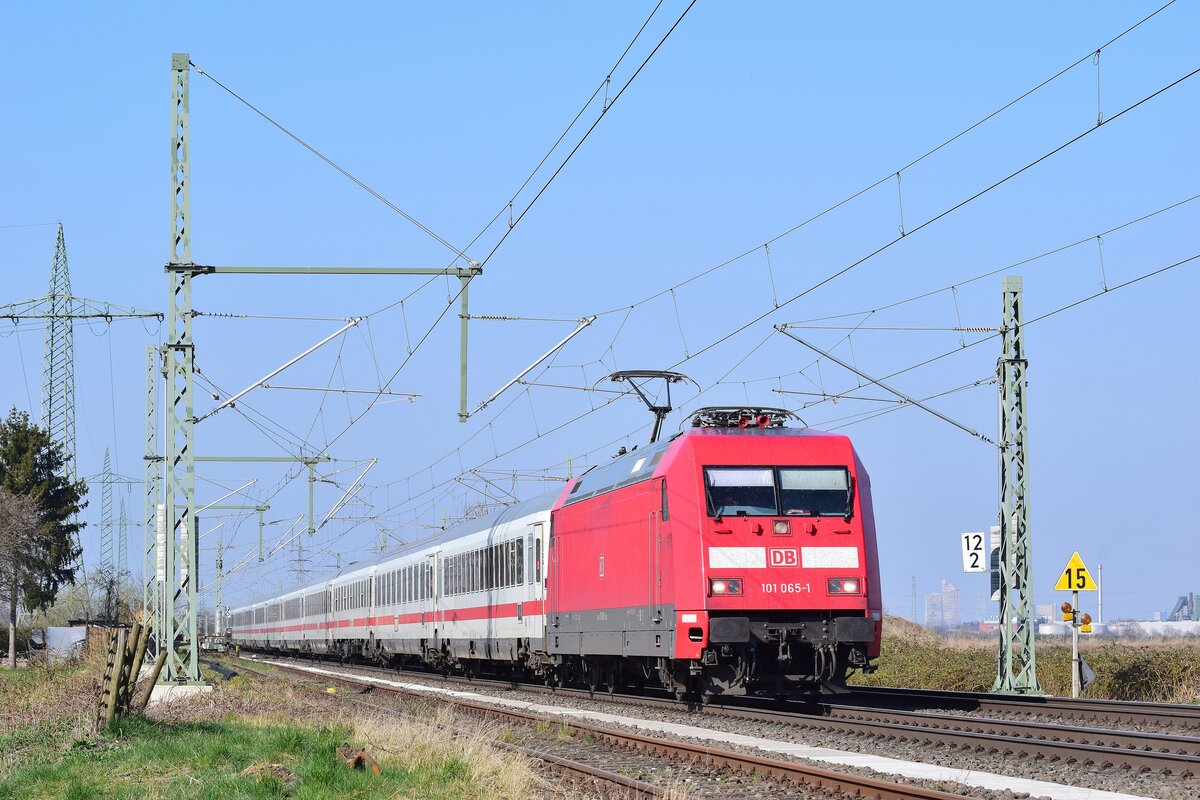 101 065-1 fährt mit einem IC durch Brühl gen Bonn.

Brühl 24.03.2022