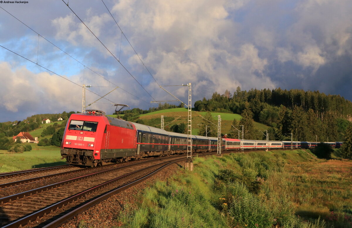 101 065-1 mit dem umgeleiteten NJ 471/IC 60471 / NJ 401/IC 60401 (Berlin Hbf/Hamburg Hbf(tief)-Zürich HB) bei St.Georgen 8.8.21