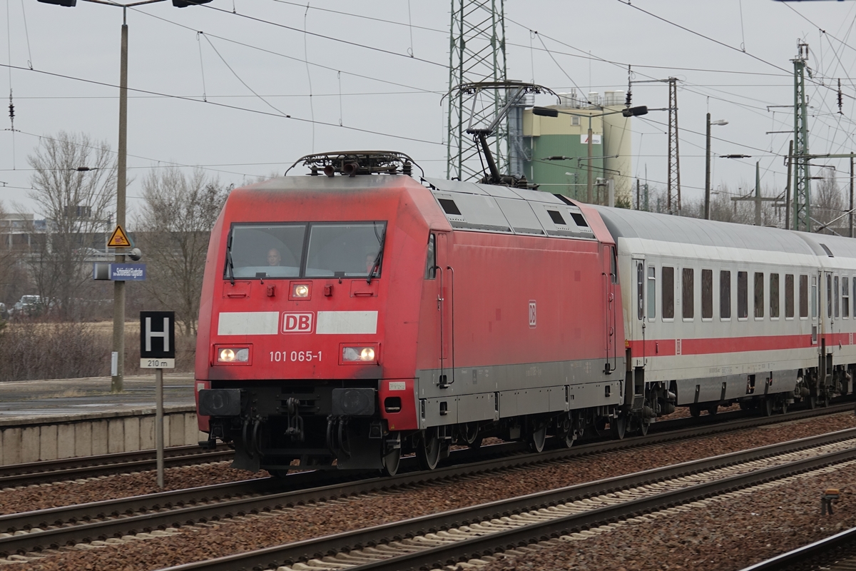101 065-1 mit einem IC bei der Durchfahrt in Berlin-Schönefeld Flughafen am 20.02.2017