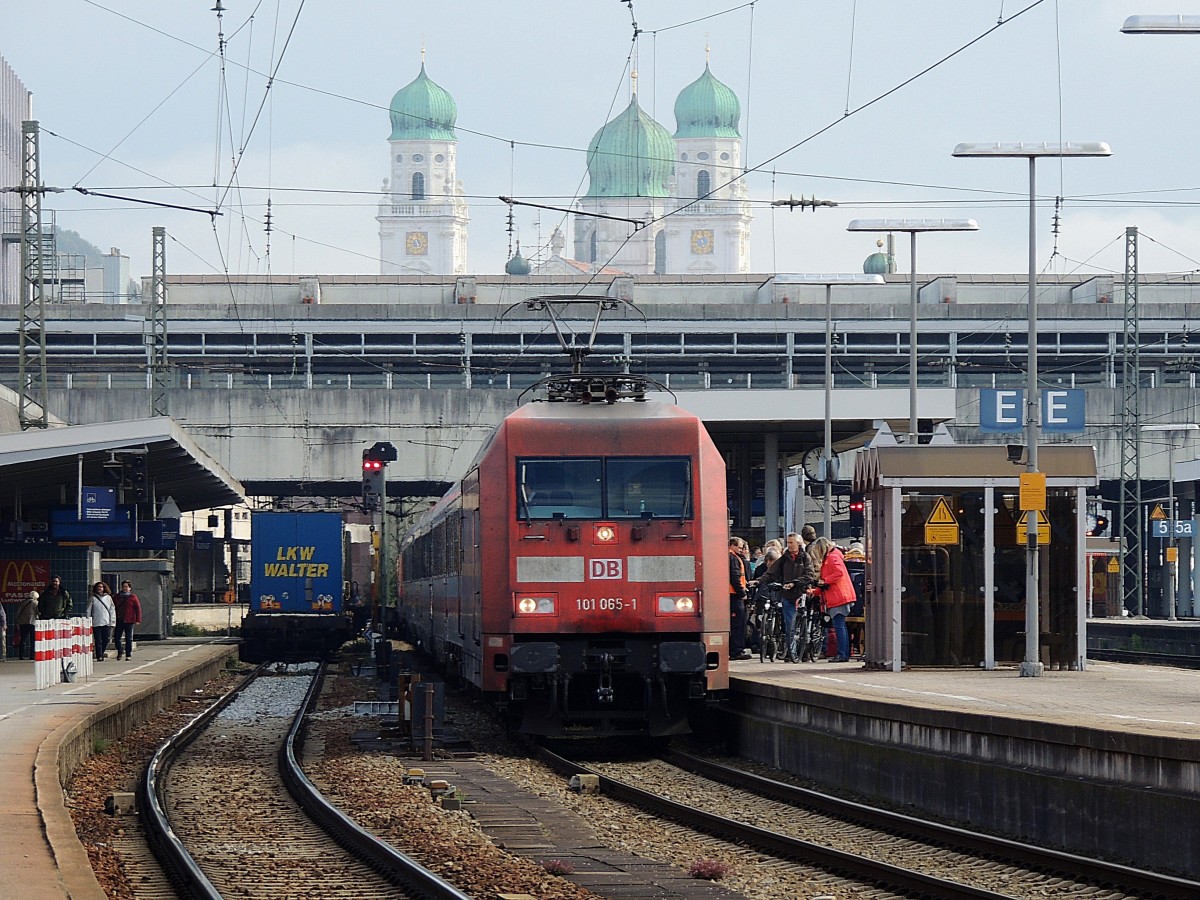 101 065-1 ist in Passau-Hbf. mit IC1986 zur Abfahrt bereit; 131012